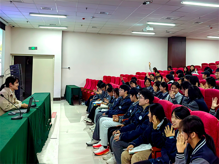 1742777817709529.jpg 图片3 学生热烈讨论.jpg