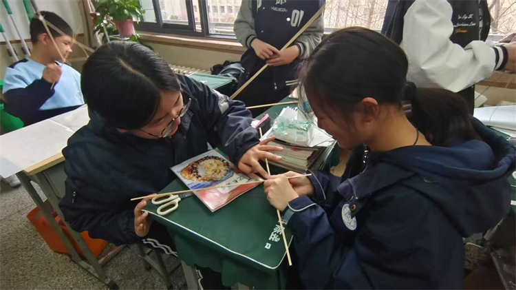 1743671205237969.jpg 图片3:学生们制作风筝.jpg