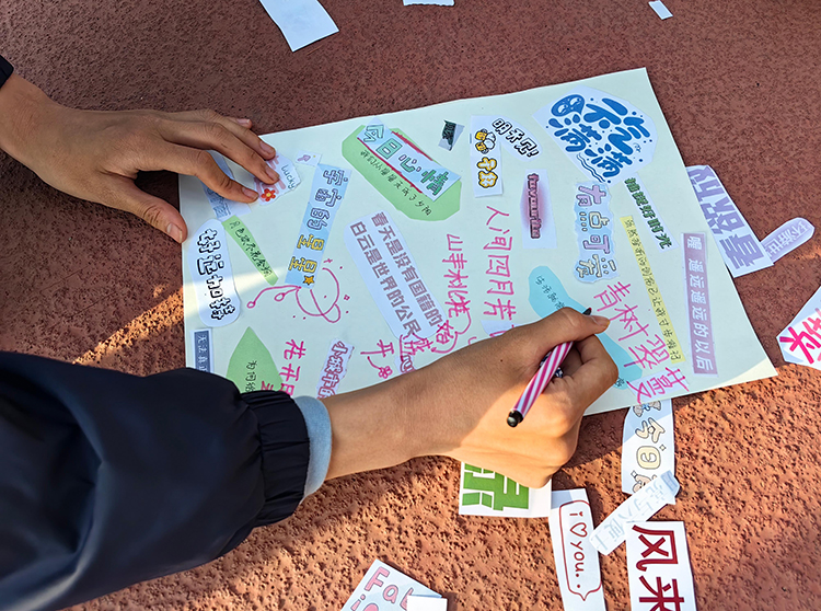 1745489140182374.jpg 图片4:学生进行创作.jpg