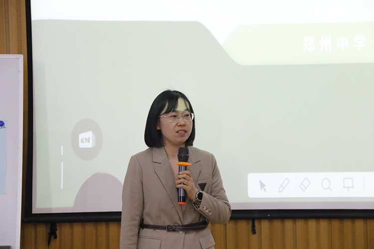 1745716995756054.jpg 图2:徐燕老师进行课例展示.JPG