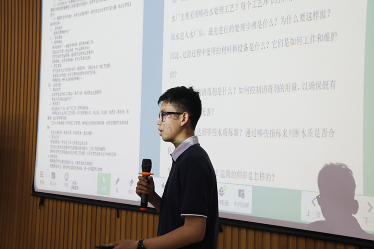 1745717002674354.jpg 图3:学生代表讲述参与实践活动的过程.JPG