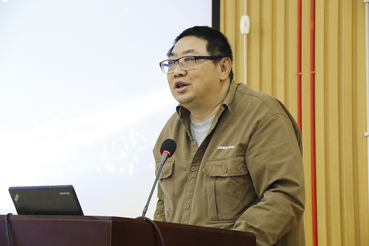 1745717086944267.jpg 图9:高振奋教授做专题报告.JPG