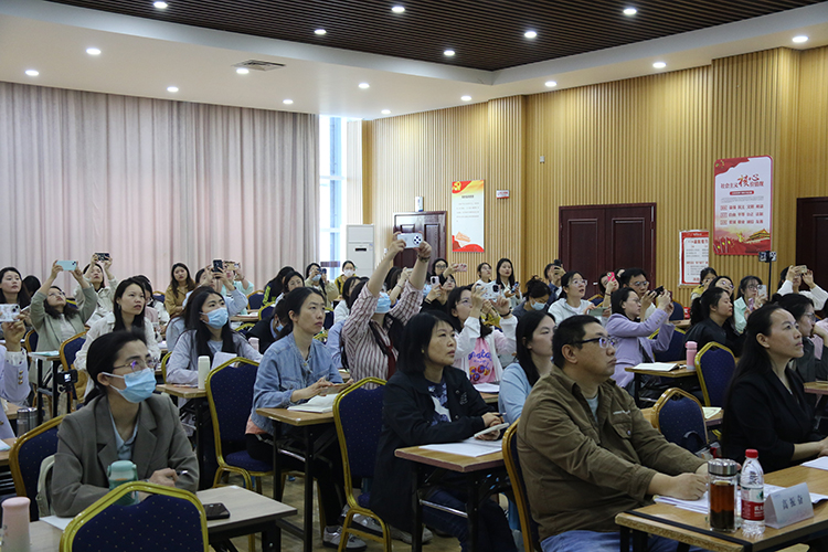 1745717094465514.jpg 图10:老师们认真聆听 (2).JPG