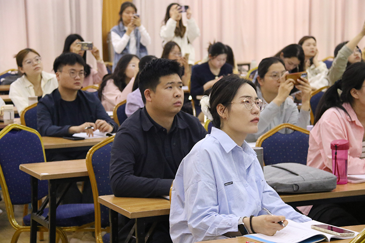 1745717107507061.jpg 图10:老师们认真聆听.JPG