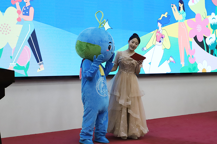 1745717297734173.jpg 图片2:校园文化节吉祥物“蓝宝”亮相.JPG