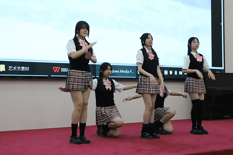 1745717304636960.jpg 图片3:开场舞《What is Love》.JPG