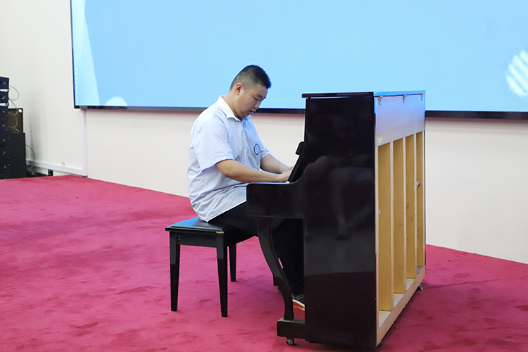 1745717355339397.jpg 图片10:钢琴独奏《石楠玫瑰》.JPG