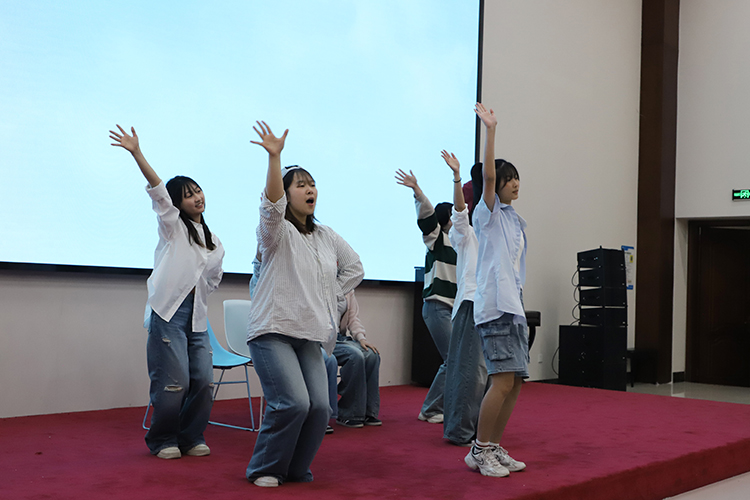 1745717363201620.jpg 图片7:歌舞《漂亮》.JPG