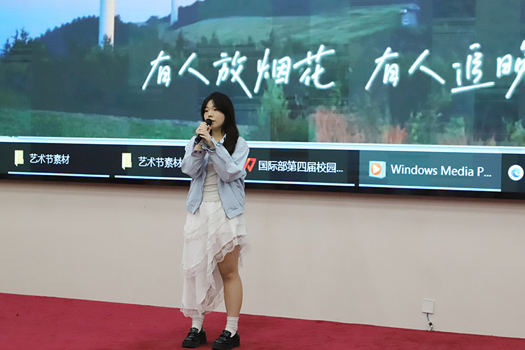 1745717372538907.jpg 图片8:独唱的《世界赠与我的》.JPG