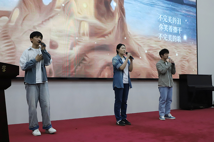 1745717380145554.jpg 图片9:歌舞《不完美小孩》.JPG