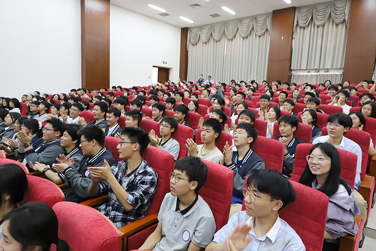 1745717396391320.jpg 图片11:喝彩时刻.JPG