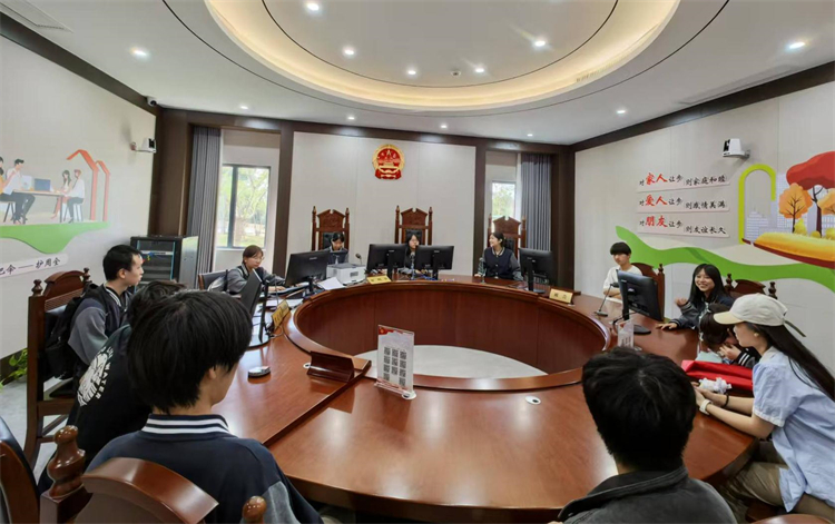 1745808483562506.jpg 图片5:感受模拟审判.jpg