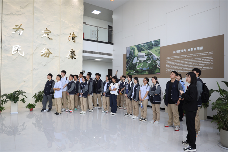 1745808510796518.jpg 图片2:参观办公大厅.JPG