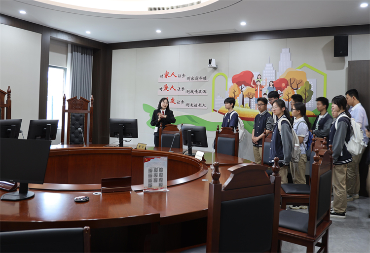 1745808528345197.jpg 图片1:参观圆桌法庭.jpg