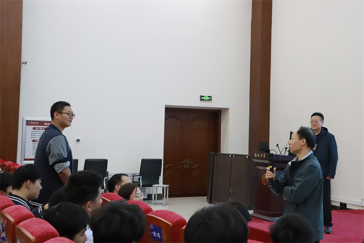 1745809540917396.jpg 图片3:互动交流.JPG