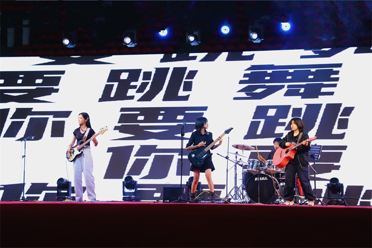 1746498885397115.jpg 图一:开场:乐队表演《你要跳舞吗》.jpg