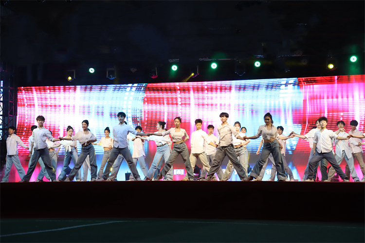 1746498919860721.jpg 图三:舞蹈《青苹果乐园》.jpg