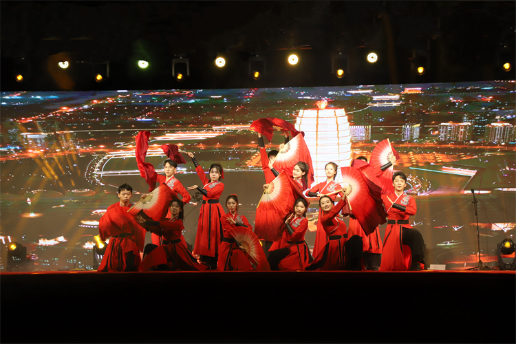 1746499073643743.jpg 图十:朗诵《大河之南》.jpg