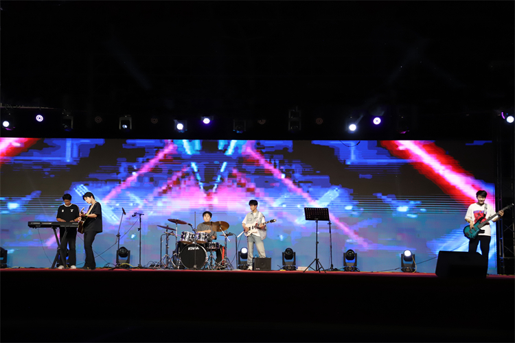 1746499131715567.jpg 图十三:乐队表演《青春的轰鸣》.jpg