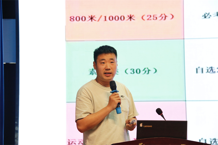 1746606961865017.jpg 图片2:芦浩老师进行体育备考指导.jpg