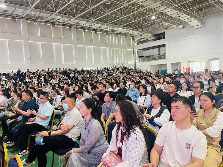 1746607014672981.jpg 图片5:家长们认真聆听.jpg