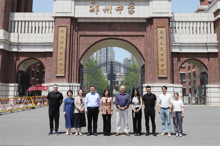 图片6：LOGIN_焦点娱乐·(官方)代理招商直营平台
党委副书记、校长李兰与英国客人合影留念.jpg