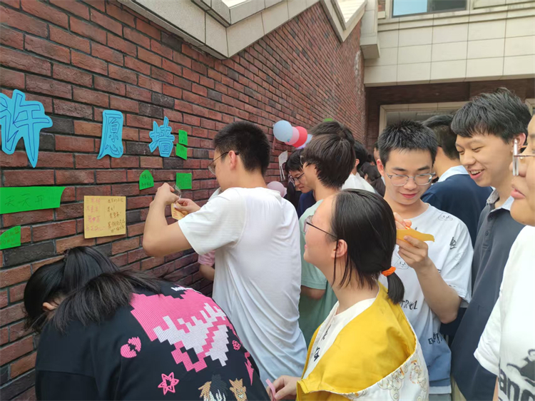 1749002721604457.jpg 图片5:许愿墙.jpg