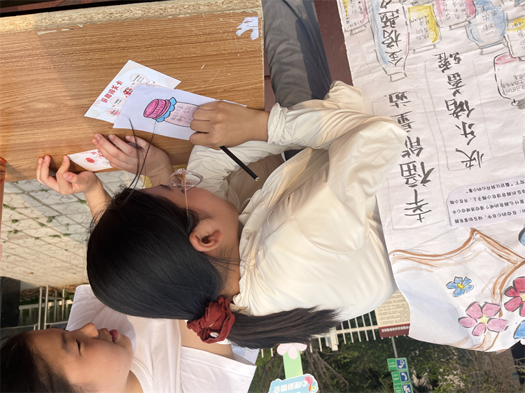 1749094347774001.jpg (图2 专注创作“快乐储蓄罐”).jpg