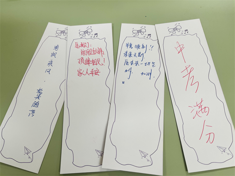 1749094378739302.jpg (图4在书签上写下美好的愿望).jpg