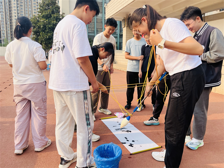 1749094429761534.jpg (图6 合力写下“心光同行”).jpg