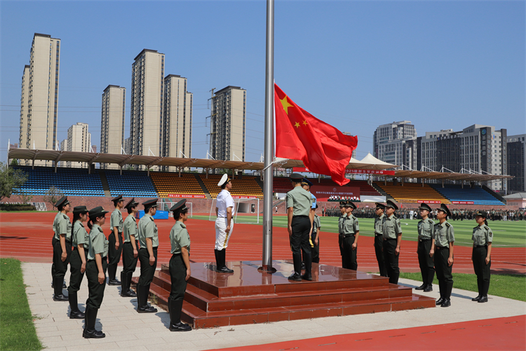 图片4升国旗，奏国歌.JPG