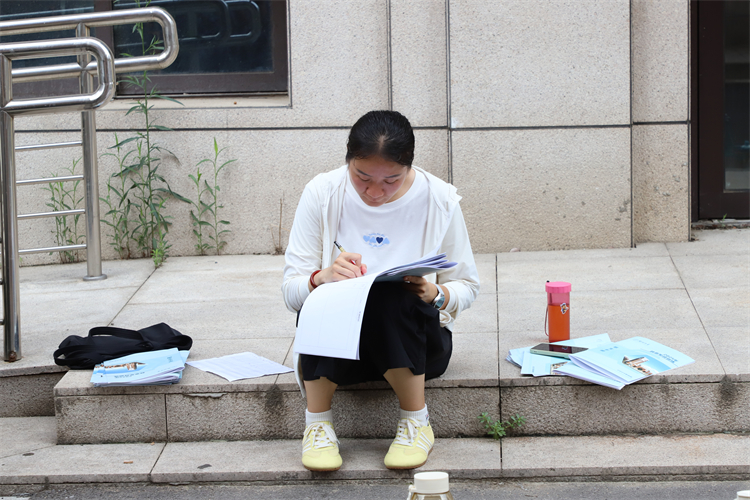 图片班主任在写军训日志.JPG