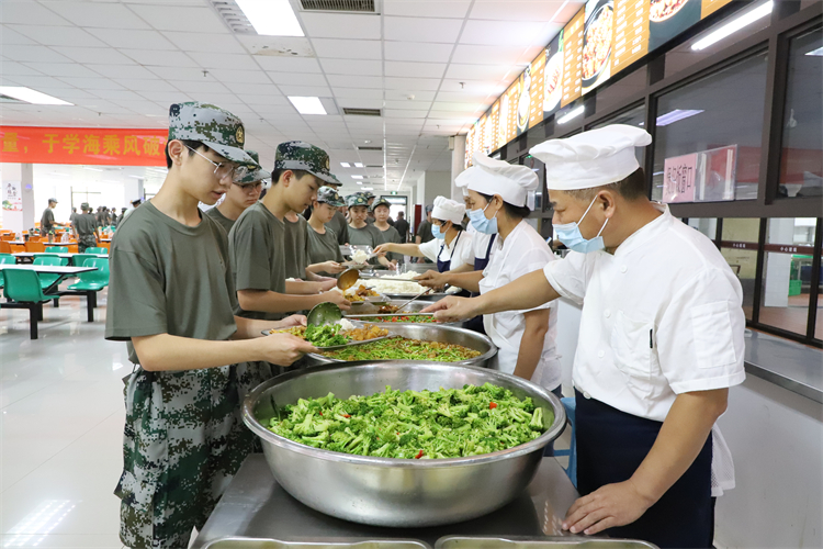图片1食堂师傅为学生盛饭.JPG