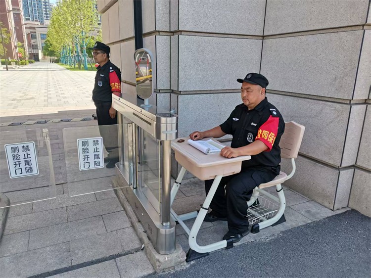 4校门口24小时值班.jpg