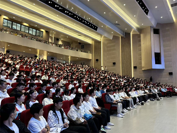 1758269552124126.jpg 图片3 学生认真聆听学习.jpg