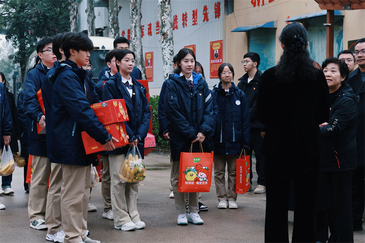 1761639254330869.jpg 图片1:师生代表到达抗美援朝战争口述历史博物馆.jpg