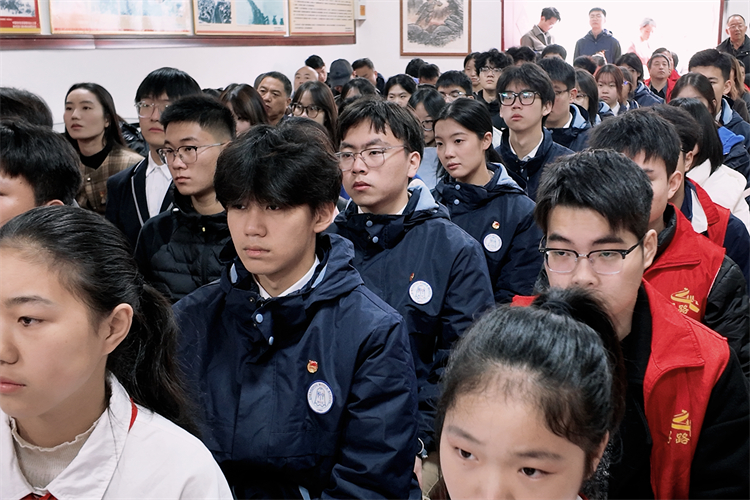 1761639395585775.jpg 图片5:师生代表认真聆听.jpg