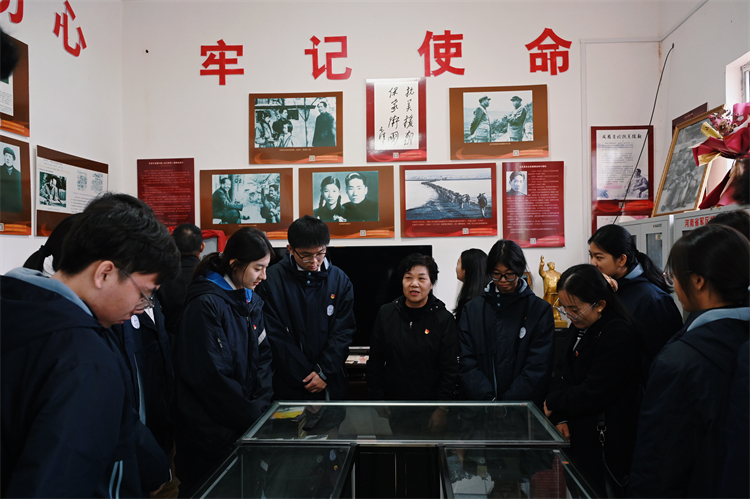 1761639463157101.jpg 图片7:师生代表在馆长张爱兰的引领下参观博物馆陈列 .jpg