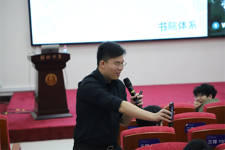 图片2：多伦多大学招生官作招生宣讲 .JPG