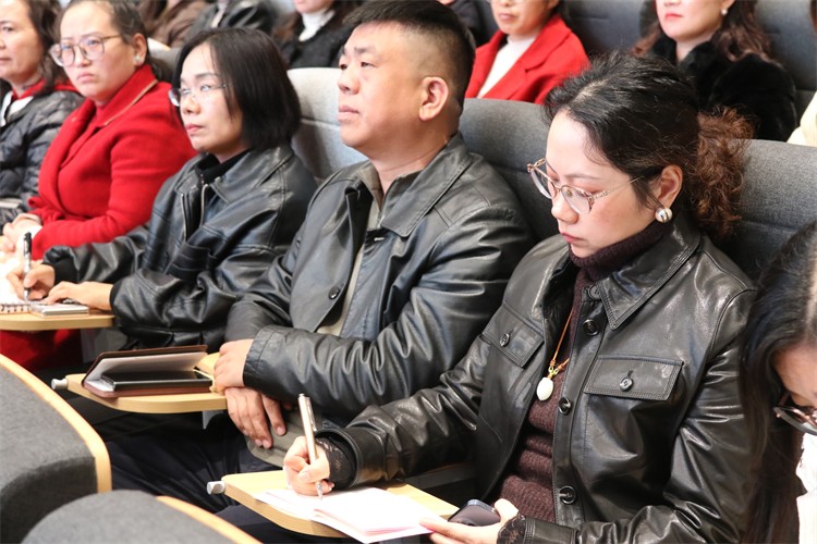 1762827309620509.jpg 图3家长认真聆听、做好记录.jpg