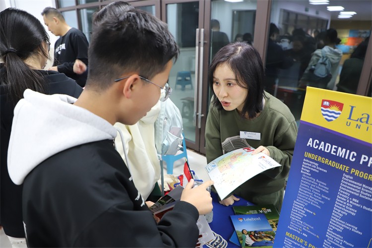 1763343090378094.jpg 图片6:现场与招生官交流.JPG