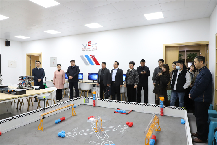 参观VEX竞赛实验室.jpg