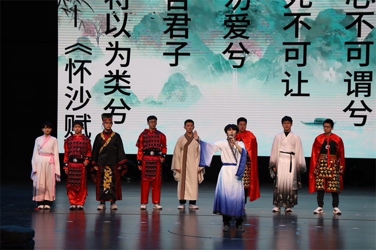 1765153527697730.jpg 图9:《屈原》演出场景.JPG