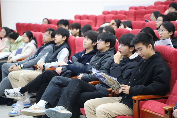 1765762113727528.jpg 图片2:学生认真聆听.JPG