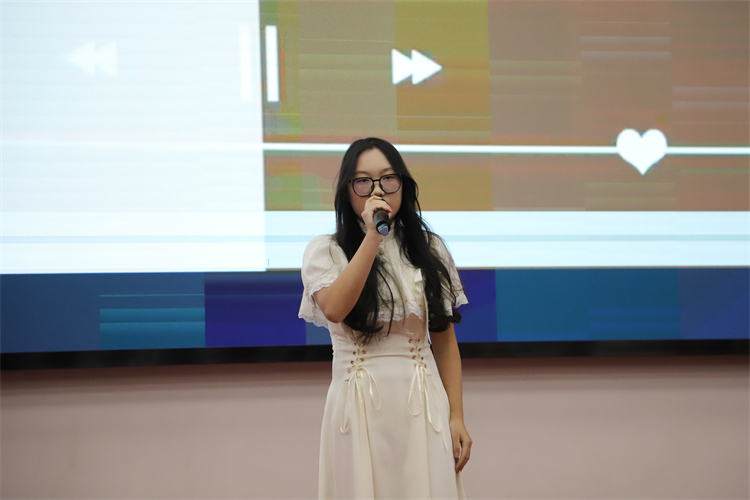 图片8：刘怡菲《Fallin’ Out》 (2).JPG