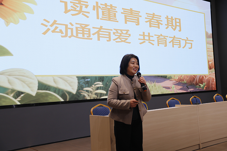 1768353789855478.jpg 图2:李霞老师授课.JPG