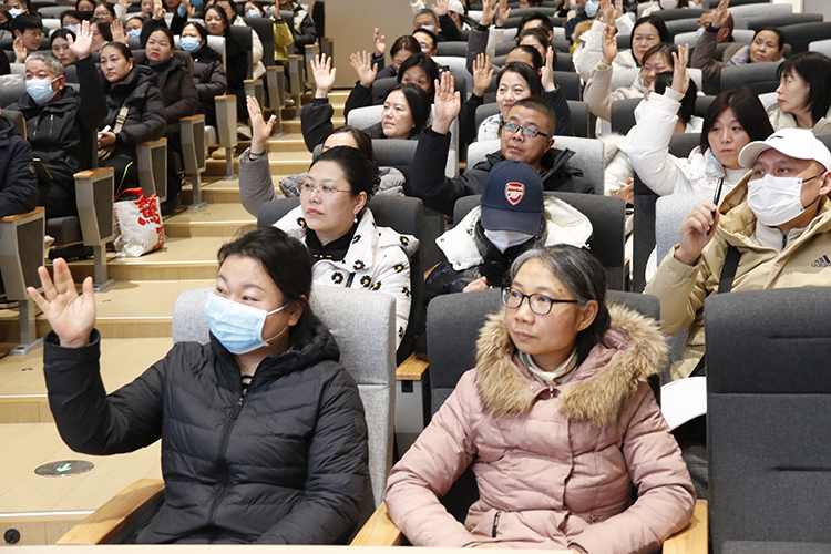 1768353832418577.jpg 图4:家长与李老师积极互动.JPG