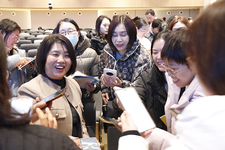1768353842231898.jpg 图5:家长与李老师面对面交流.JPG