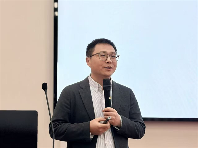 1768532875471945.jpg 图片2:何教授做精彩讲授.jpg