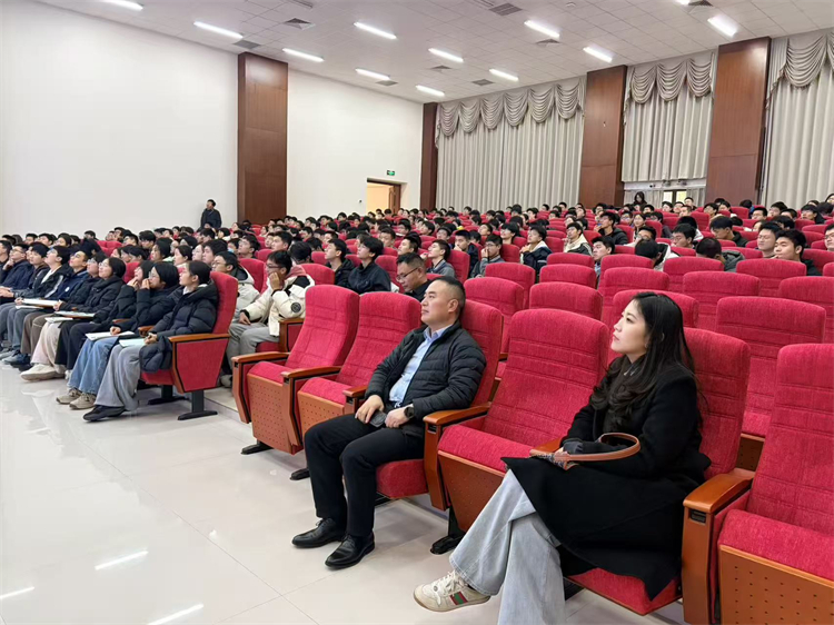 1768532890727878.jpg 图片3:学生认真倾听学习.jpg